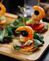 Free photo mixed vegetables and shrimps on bread