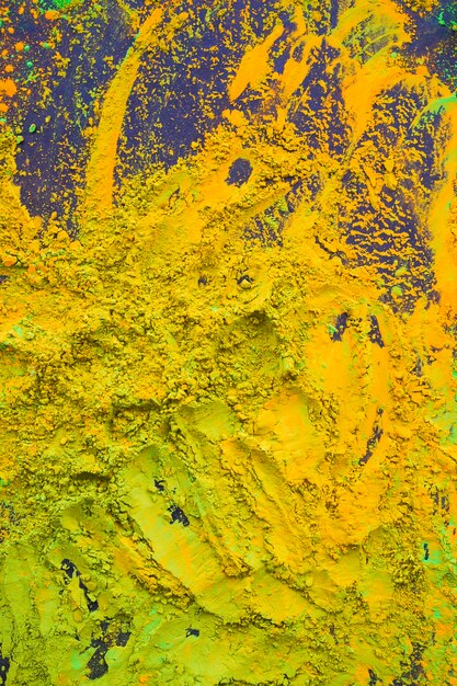 Бесплатное фото Смешанный желтый и зеленый порошок holi