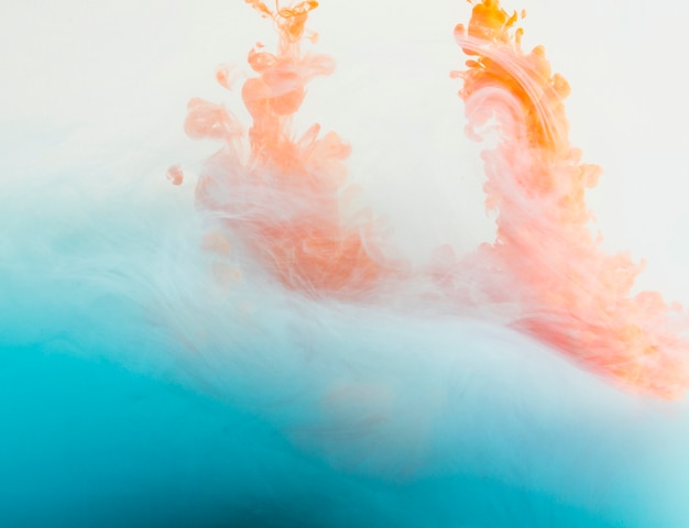 Foto gratuita miscelazione di nuvole di inchiostri colorati