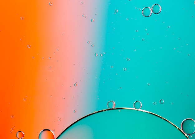 色の液体の抽象的な背景に水と油を混合
