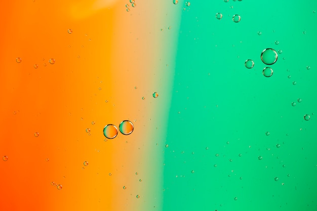 Смешивание воды и масла на цветной жидкости абстрактный фон