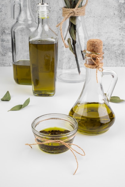 Смесь свежего оливкового масла на столе