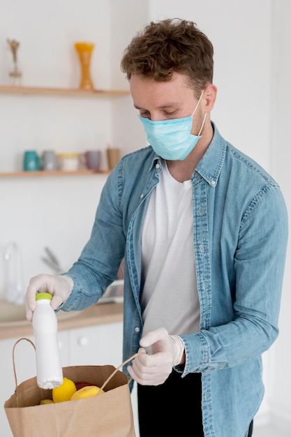 Free photo mna with mask cleaning