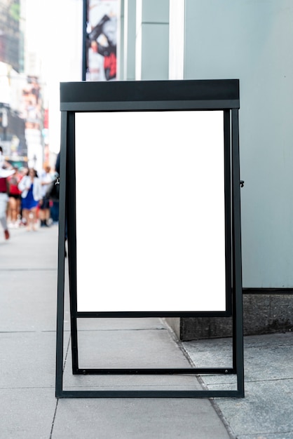 Бесплатное фото Мобильный макет рекламный щит на тротуаре