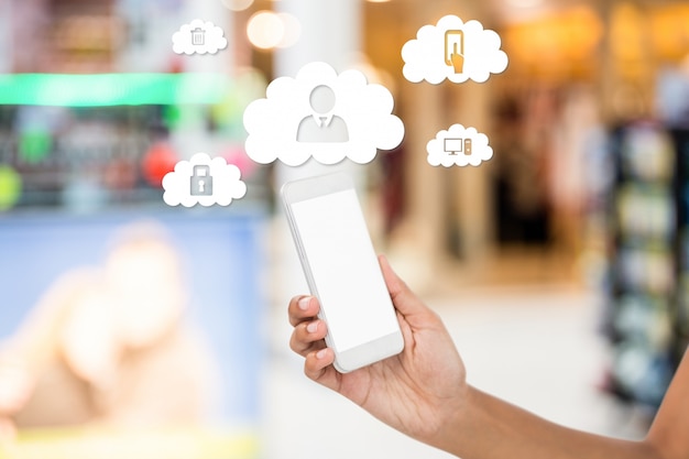 Бесплатное фото Мобильный телефон и облака с иконками приложений