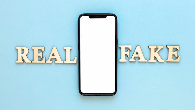 Foto gratuita cellulare con lettere di notizie false