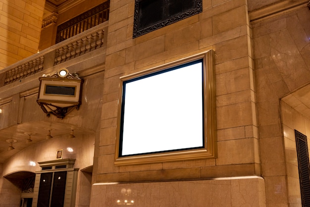 Foto gratuita mock-up cartellone su un muro dell'edificio