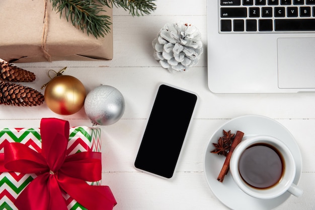 Free photo mock up blank empty screen of smartphone on the white wooden table