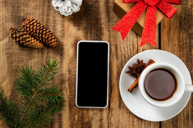 Free photo mock up blank empty screen of smartphone on the wooden table