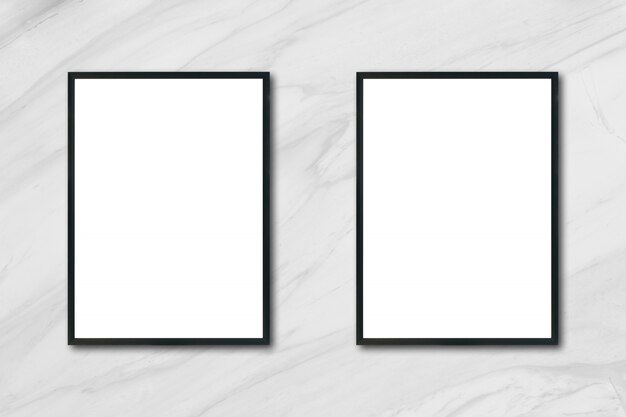 部屋の白い大理石の壁にぶら下がっている空のポスターの額縁をモックアップする - モンタージュ製品の表示とデザインのキービジュアルレイアウトのモックアップに使用できます。