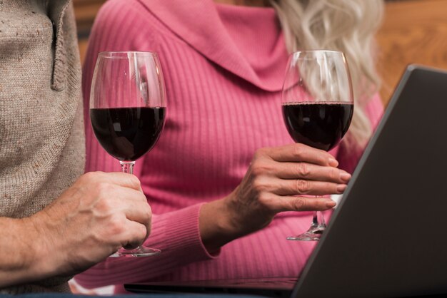 Mock-up senior couple drinking wine