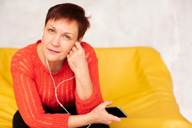 Free photo mock-up senrior female listening music