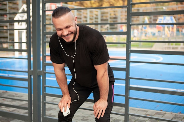 モックアップの若いスポーティな手にモバイル