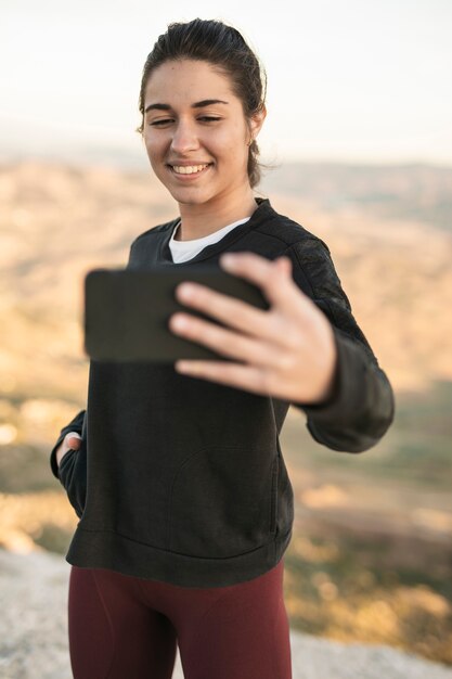 Selfieを取ってモックアップの若い女性