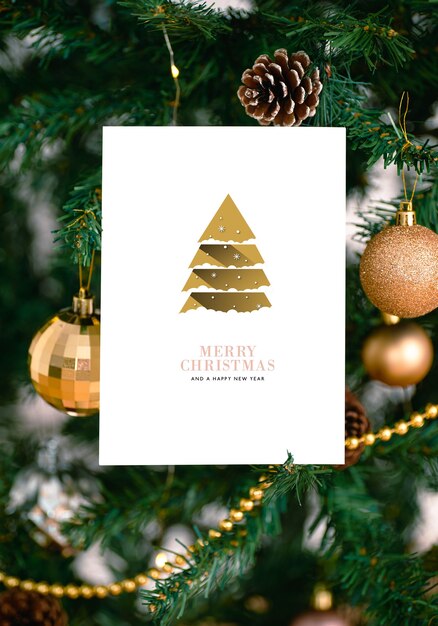 クリスマスツリーの背景に招待状のデザインのモックアップクリスマスグリーティングカード
