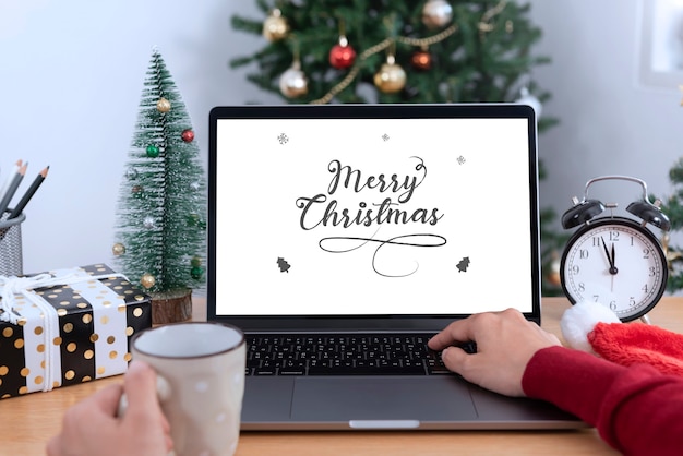 Free photo mockup laptop computer with white screen on office table in christmas day