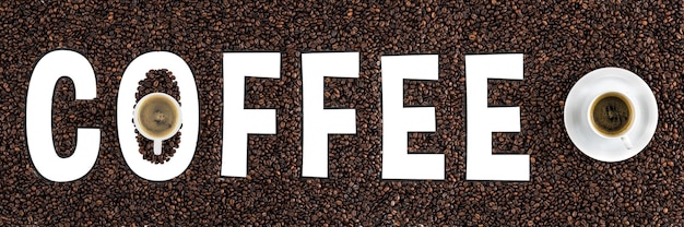 Бесплатное фото Мокет кофейных зерен в виде слова кофе и чашка эспрессо сверху