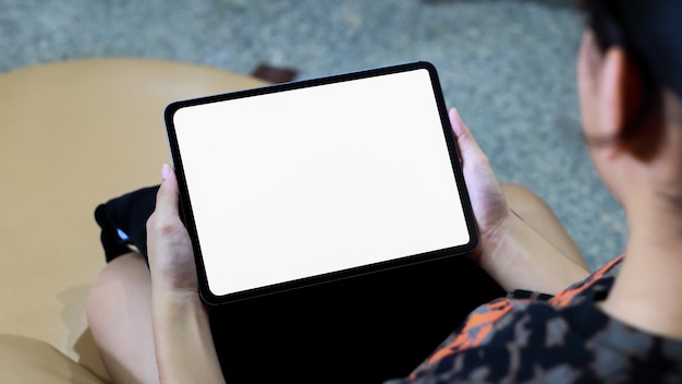 집에서 흰색 태블릿 화면을 들고 있는 여성의 모형 창의적인 아이디어