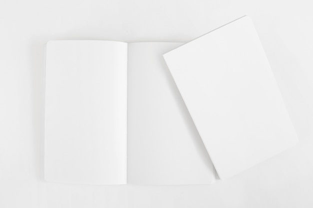 2つの空白小冊子の模型