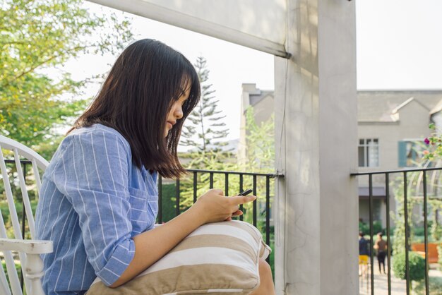 model asian holding text texting