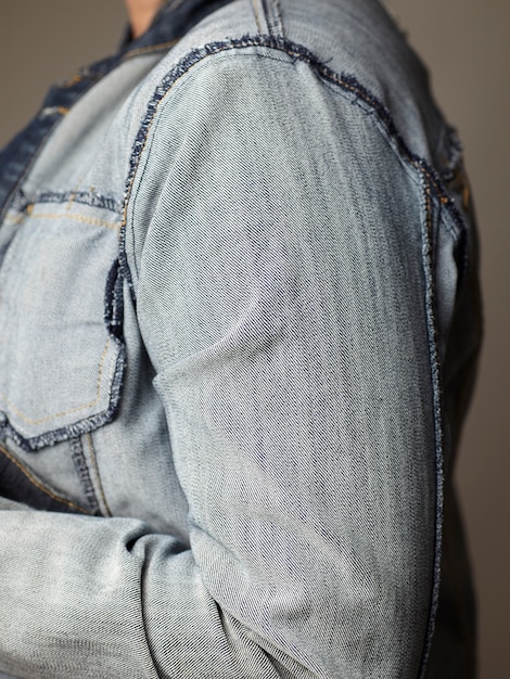 Детали модели в синей джинсовой куртке