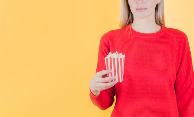 Foto gratuita modello in possesso di deliziosi popcorn