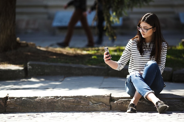 Free photo model in the middle of the city with phone