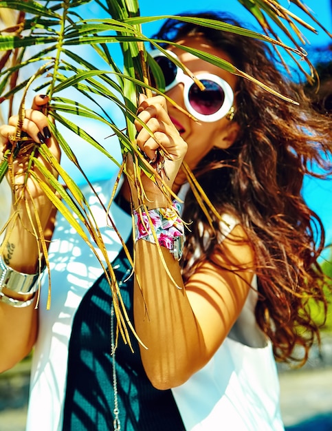 Free photo model in summer  hipster clothes posing in the street