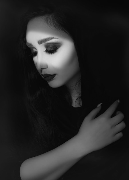 Бесплатное фото Модель в черном хиджабе