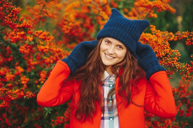 Foto gratuita modello che indossa elegante cappello e guanti invernali