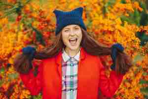 Foto gratuita modello che indossa elegante cappello e guanti invernali