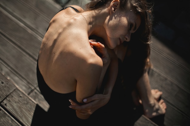 Model with freckles dressed in the black dress