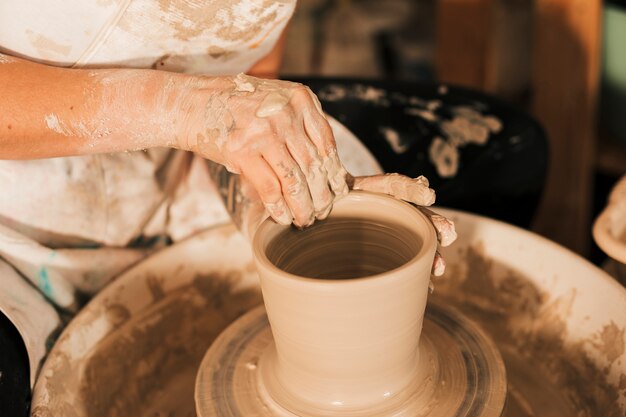 陶芸工房における陶芸の輪の粘土のモデル化