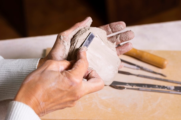 陶器のクローズアップの粘土のモデリング