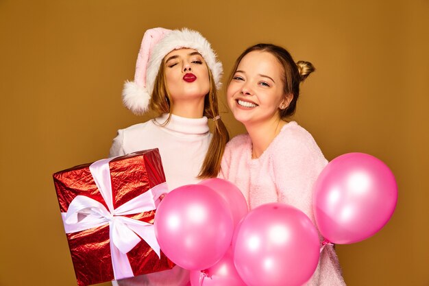 크리스마스에 큰 선물 상자와 분홍색 풍선이있는 모델