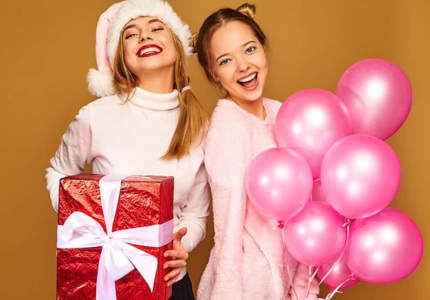 크리스마스에 큰 선물 상자와 분홍색 풍선이있는 모델