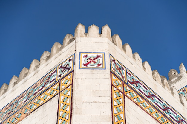 Free photo modern arabic style building on blue sky