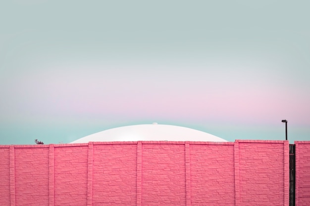 현대 건축, 분홍색 벽돌 벽 뒤에 UFO