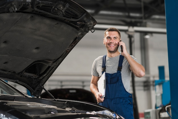 Foto gratuita composizione di meccanica dell'automobile moderna