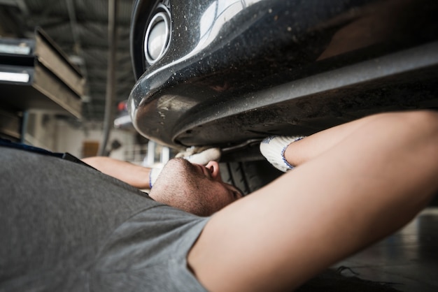 現代の自動車整備士の構成