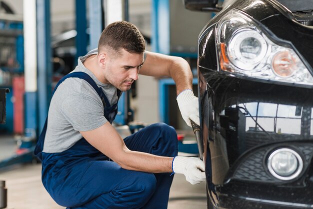 現代の自動車整備士の構成