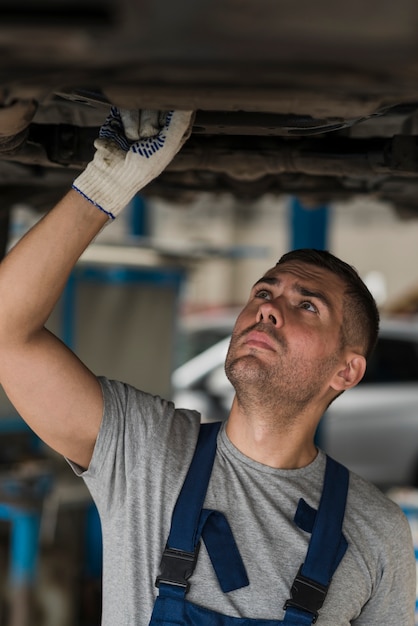 Composizione di meccanica dell'automobile moderna