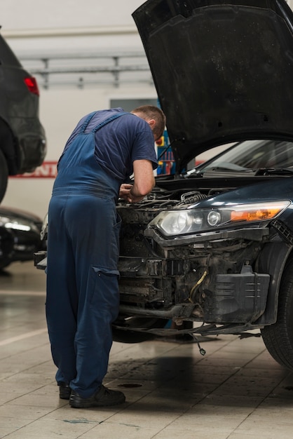 現代の自動車整備士の構成