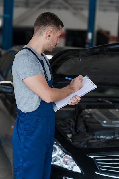 Foto gratuita composizione di meccanica dell'automobile moderna