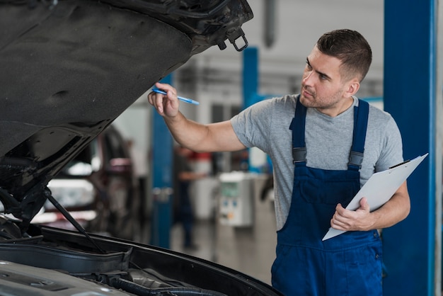 Composizione di meccanica dell'automobile moderna