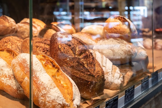 Бесплатное фото Современная пекарня с ассортиментом хлеба на полке