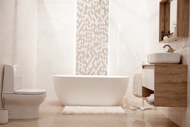 Современный интерьер ванной комнаты с декоративными элементами. место для текста.