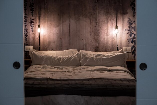 Современный дизайн интерьера спальни ночью