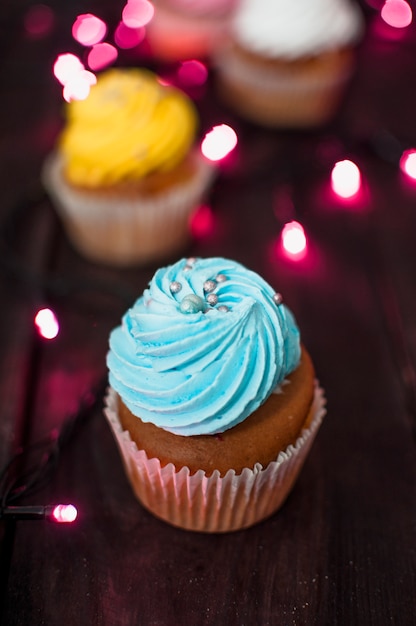 Foto gratuita composizione moderna di compleanno con delizioso cupcake