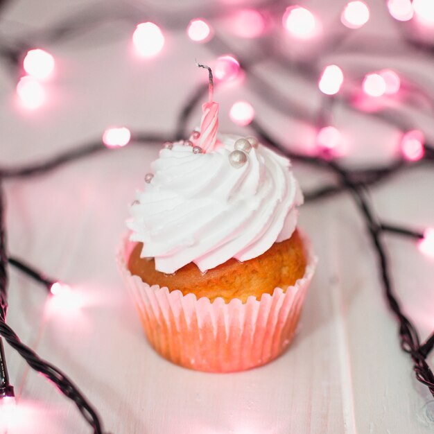 Foto gratuita composizione moderna di compleanno con delizioso cupcake